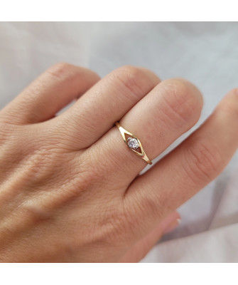 Minimalist ring with white stone 8k