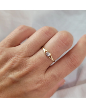 Minimalist ring with white stone 8k