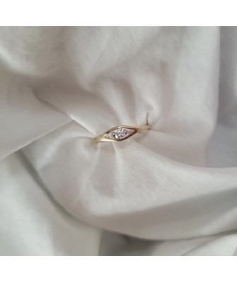 Minimalist ring with white stone 8k