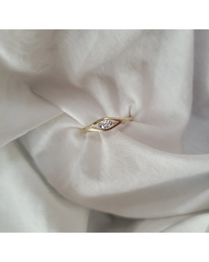 Minimalist ring with white stone 8k