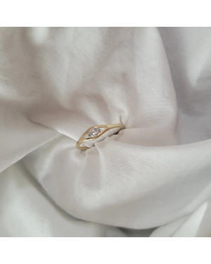 Minimalist ring with white stone 8k