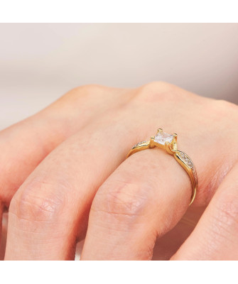 Gold ring with a large stone 8k