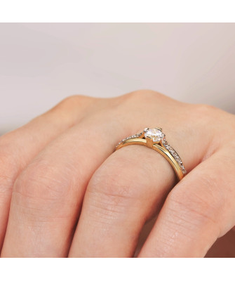 Gold engagement ring with white stone 8k