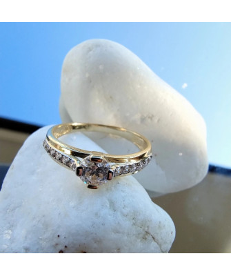 Gold engagement ring with white stone 8k