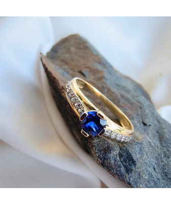 Ring with a blue stone 8k
