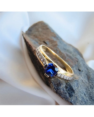 Ring with a blue stone 8k