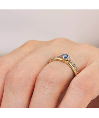 Ring with a blue stone 8k
