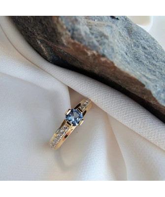 Ring with a blue stone 8k