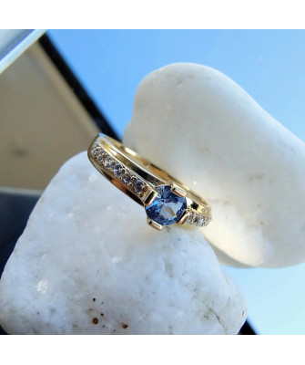 Ring with a blue stone 8k