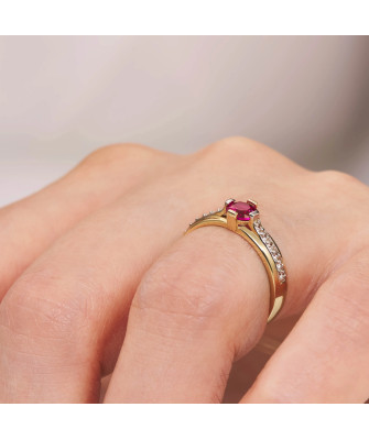 Ring with a red stone 8k
