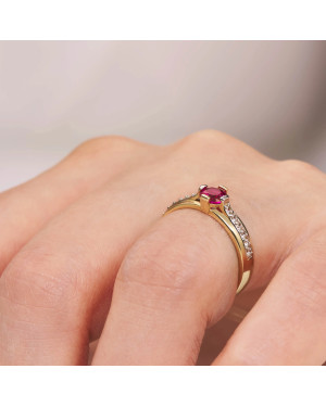 Ring with a red stone 8k