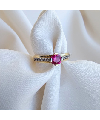 Ring with a red stone 8k