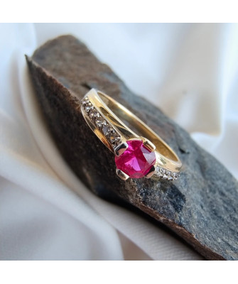 Ring with a red stone 8k