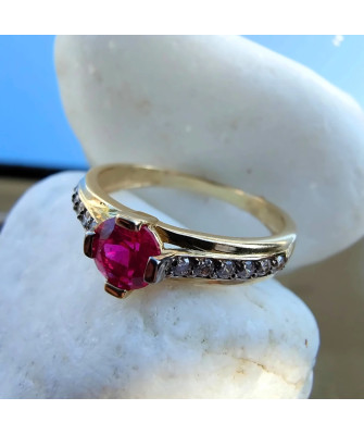 Ring with a red stone 8k