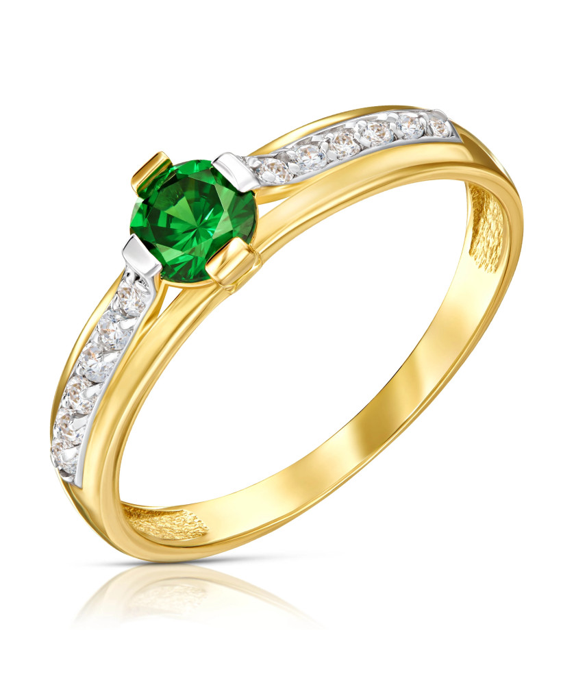 Ring with a green stone 8k