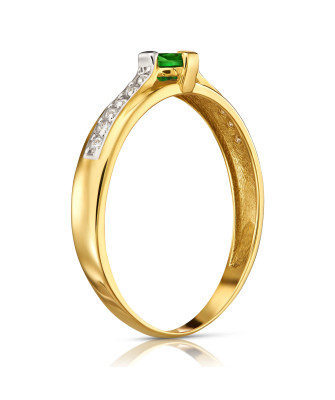 Ring with a green stone 8k