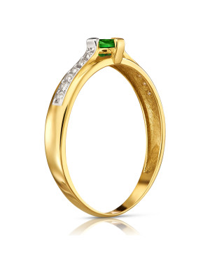 Ring with a green stone 8k