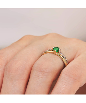 Ring with a green stone 8k