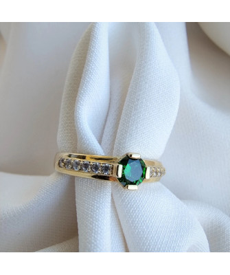 Ring with a green stone 8k