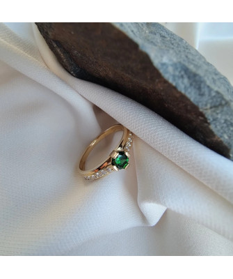 Ring with a green stone 8k