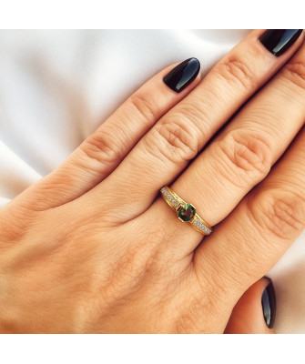 Ring with a green stone 8k