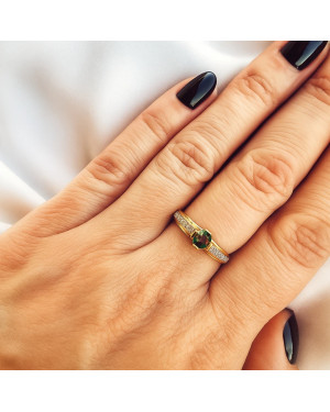 Ring with a green stone 8k