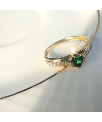 Ring with a green stone 8k
