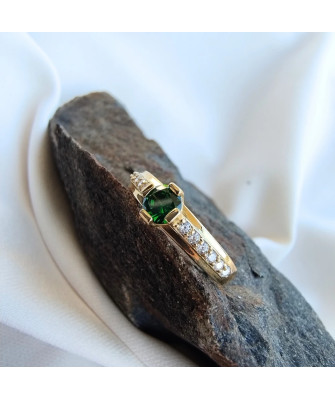 Ring with a green stone 8k