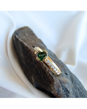 Ring with a green stone 8k