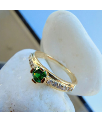 Ring with a green stone 8k