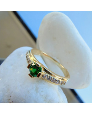 Ring with a green stone 8k