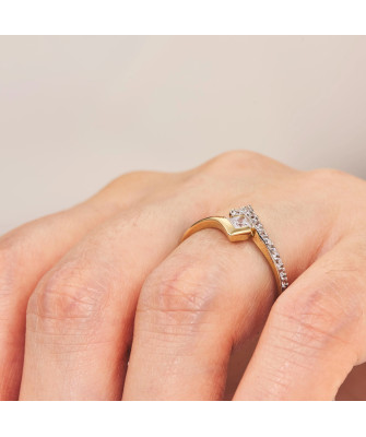 Ring with white stone 8k