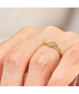 Large flower ring with zirconia