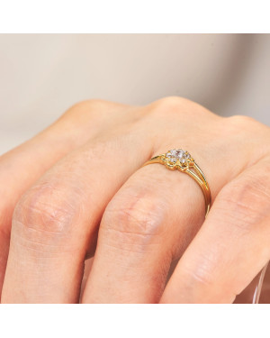 Large flower ring with zirconia
