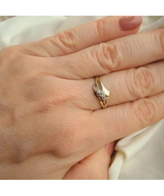 14k gold ring with zirconia leaf