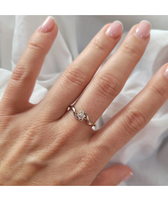 Gold flower ring with cubic zirconia