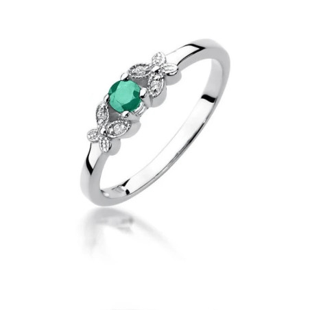 Gold ring with emerald in white gold