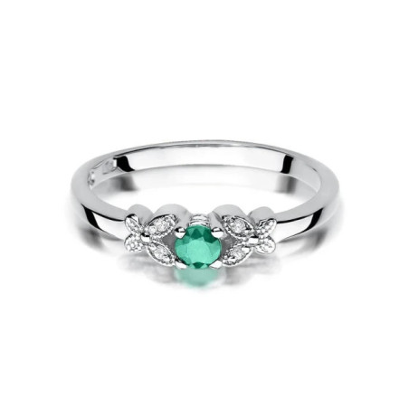 Gold ring with emerald in white gold