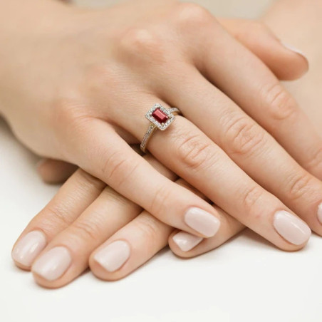 Ring with ruby ​​and diamonds 585