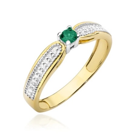 Gold ring with emerald diamonds