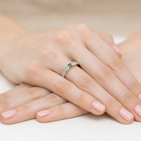 Gold ring with emerald diamonds