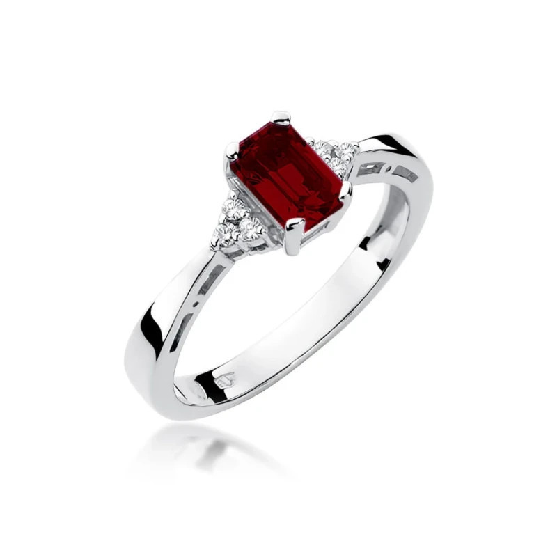 Gold ring with garnet, diamonds, white gold