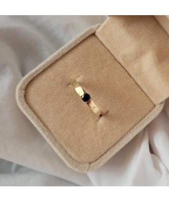 Ring with a black stone 8k
