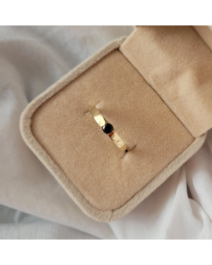 Ring with a black stone 8k