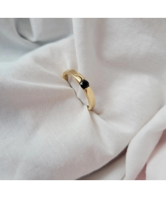 Ring with a black stone 8k