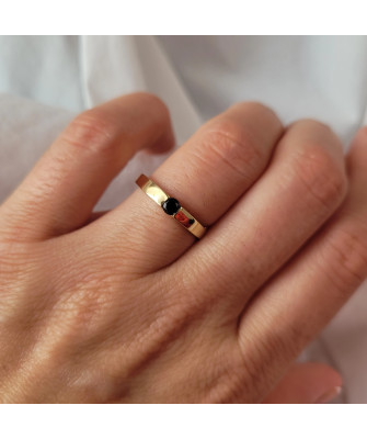Ring with a black stone 8k