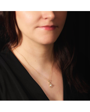 Gold pendant with Pearl surrounded by zircons