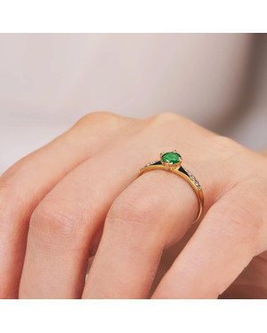 Ring with green stone 8k