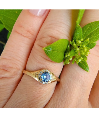 Ring with a blue stone 14k