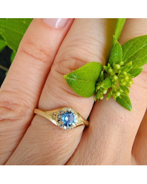 Ring with a blue stone 14k